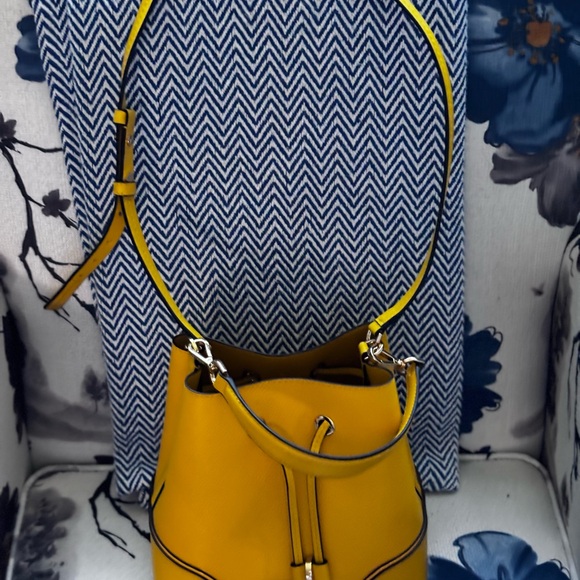 πMICHEAL KORS Vibrant Yellow Bucket Bagπ₯°πππππ - Picture 10 of 12